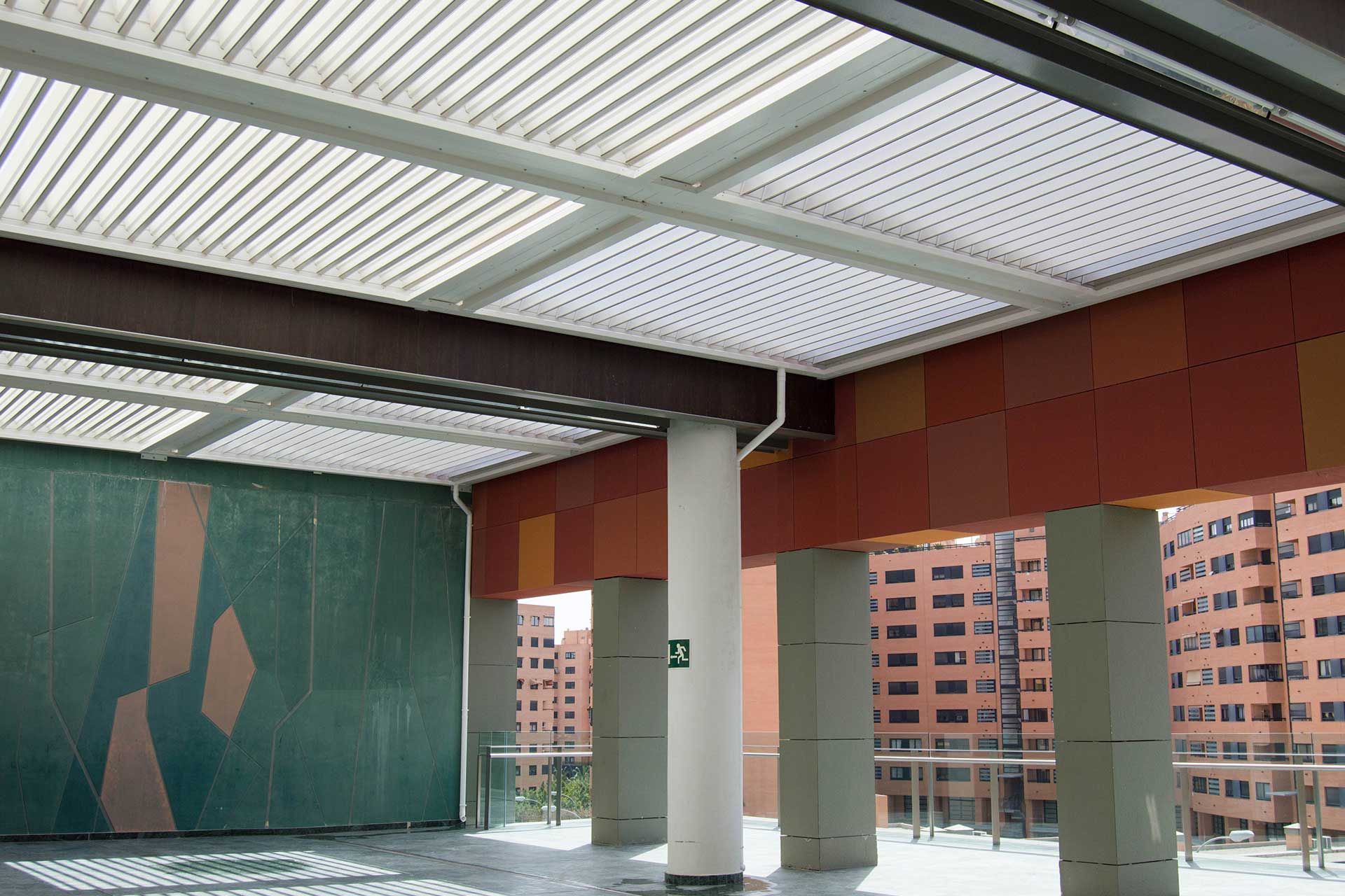 Bioclimatic pergola on the outside of the mall.
